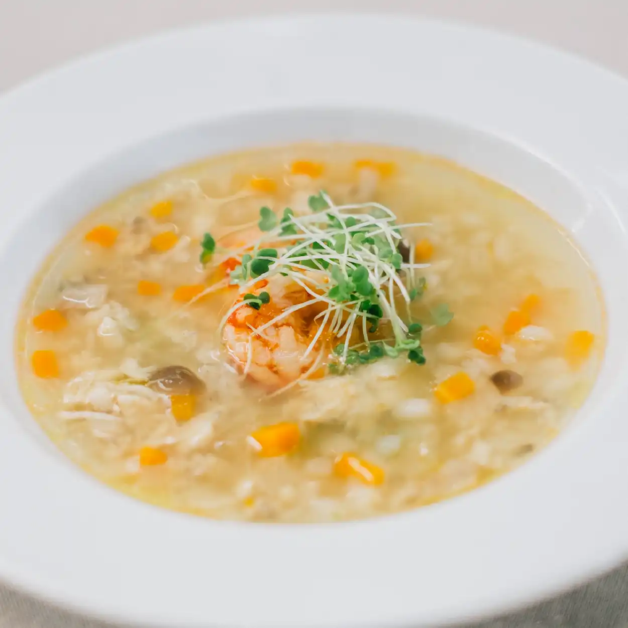 鯛のあら＆丸ごとエビ出汁の根菜ともち麦入スープ